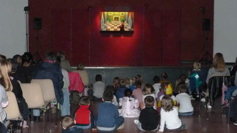 Public dans salle des fêtes